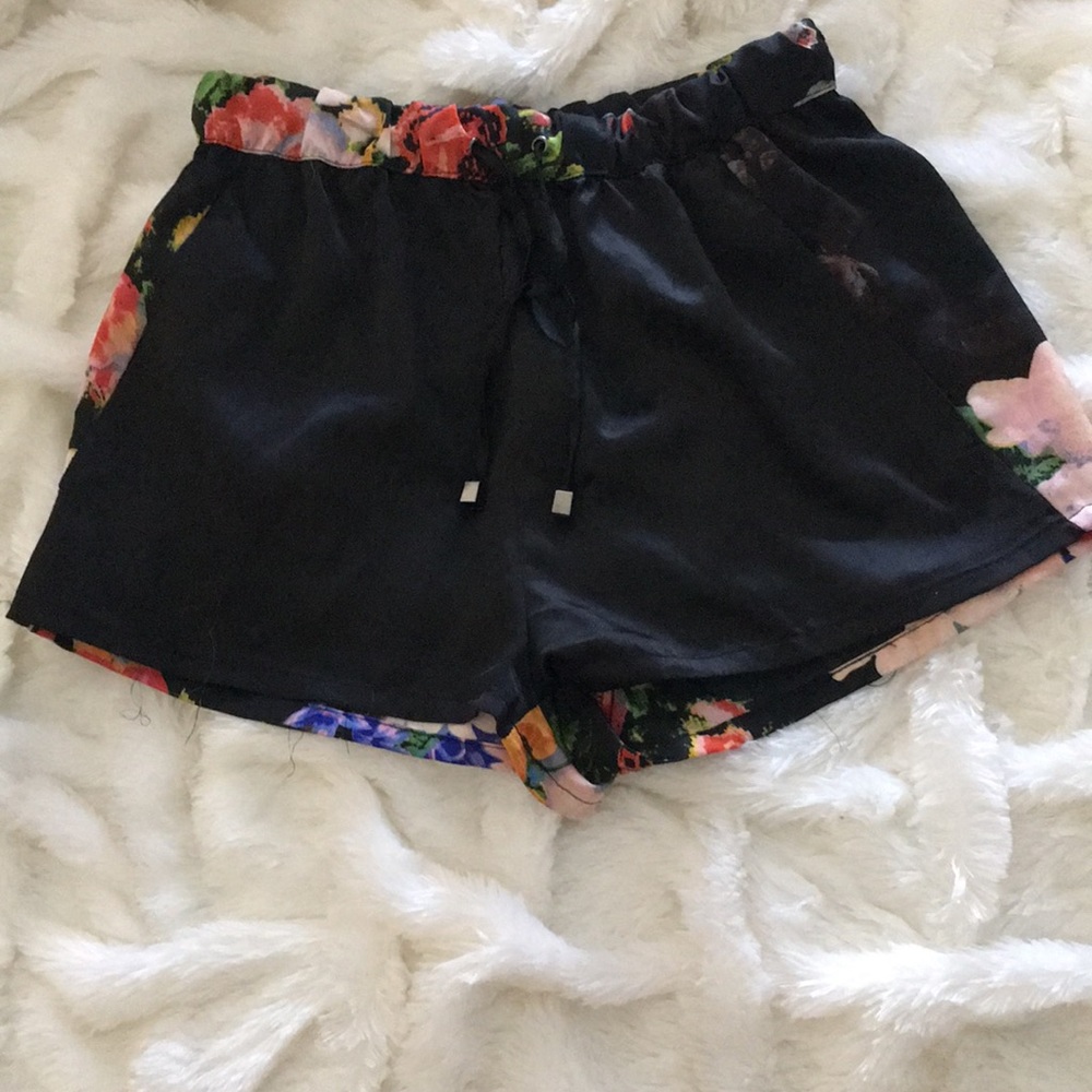 Floral Print & Black KAITLYN Shorts, size small
